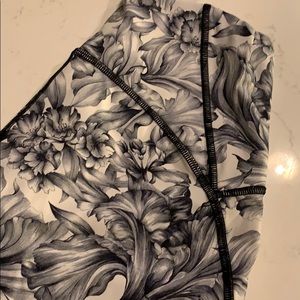 Lululemon Train Times 25” - Size 6